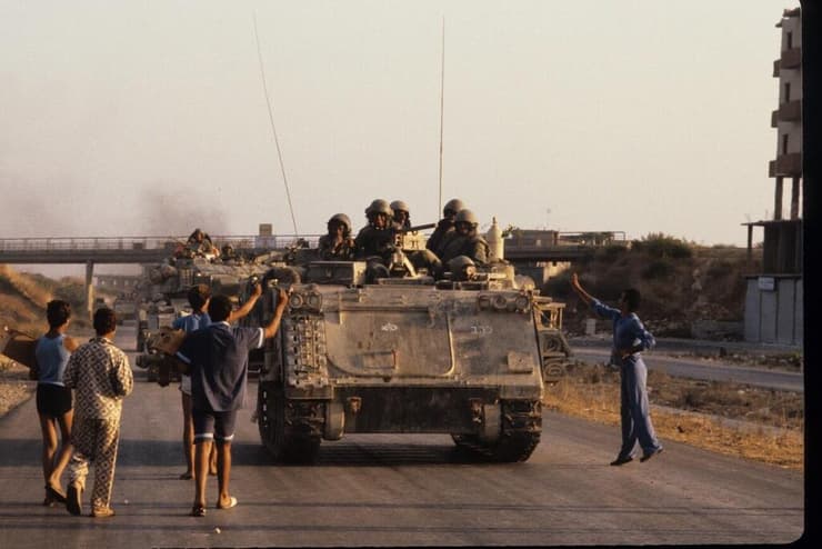 לוחמי צה"ל בכניסה ללבנון, 1982 (צילום: דוד רובינגר) לוחמי צה"ל בלבנון