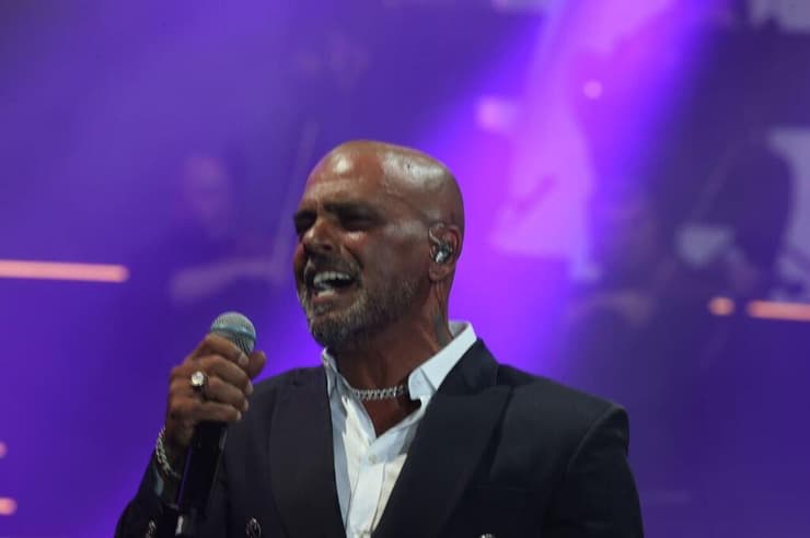 אייל גולן בהופעה (צילום: מוטי קמחי) אייל גולן בהופעה בבלומפילד