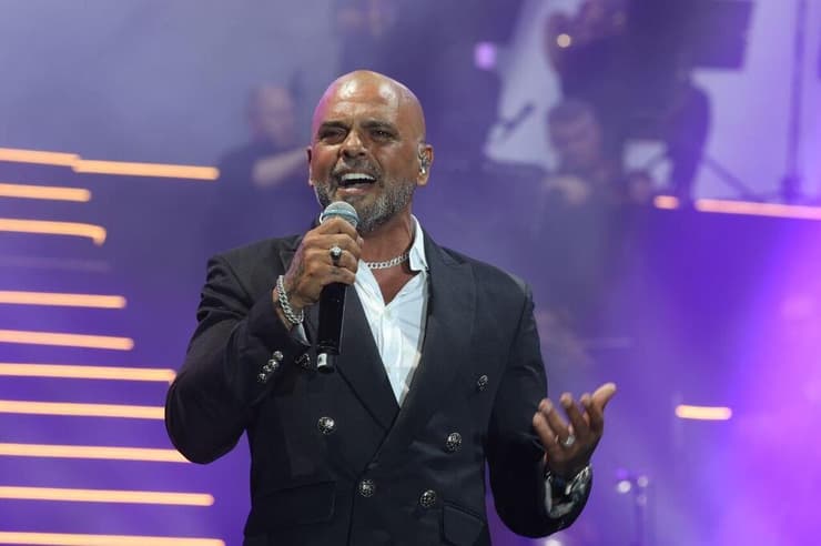 אייל גולן. נשים מנוצלות שאין להן מושיע נוטות לחפש חוקיות בעולם הניצול (צילום: מוטי קמחי) אייל גולן בהופעה בבלומפילד