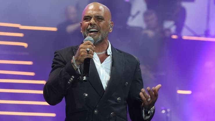 אייל גולן (צילום: מוטי קמחי) אייל גולן בהופעה בבלומפילד