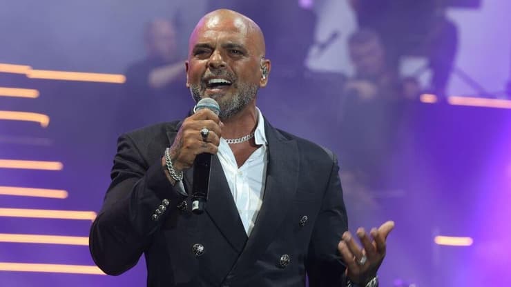 אייל גולן בהופעה בבלומפילד (צילום: מוטי קמחי) אייל גולן בהופעה בבלומפילד