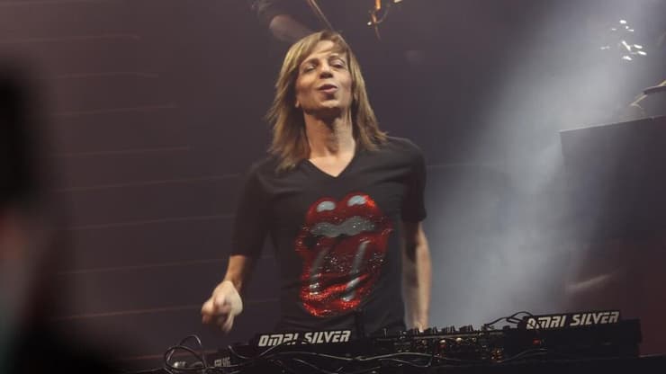 עופר ניסים (צילום: מוטי קמחי) עופר ניסים בהופעה של אייל גולן