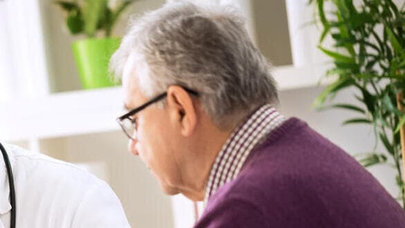 "לפני שהספקתי להירדם, הפרופסור אמר לי 'זהו, גמרת את הטיפול'" (קרדיט: shutterstock) רופא מסביר למטופל מבוגר