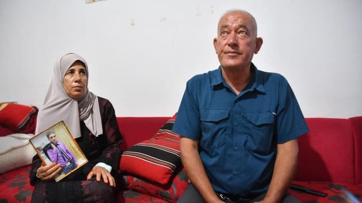 הוריו של א-סייד עם תמונת בנם (צילום: חיים הורנשטיין) מנאל ושעבאן הוריו של השבוי הישאם א סייד