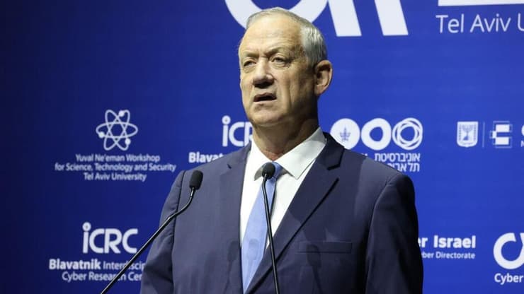 "מטרת פרסום הסרטון - סחטנות על גבה של סוגיה הומניטרית". גנץ בכנס היום (צילום: מוטי קמחי) בני גנץ