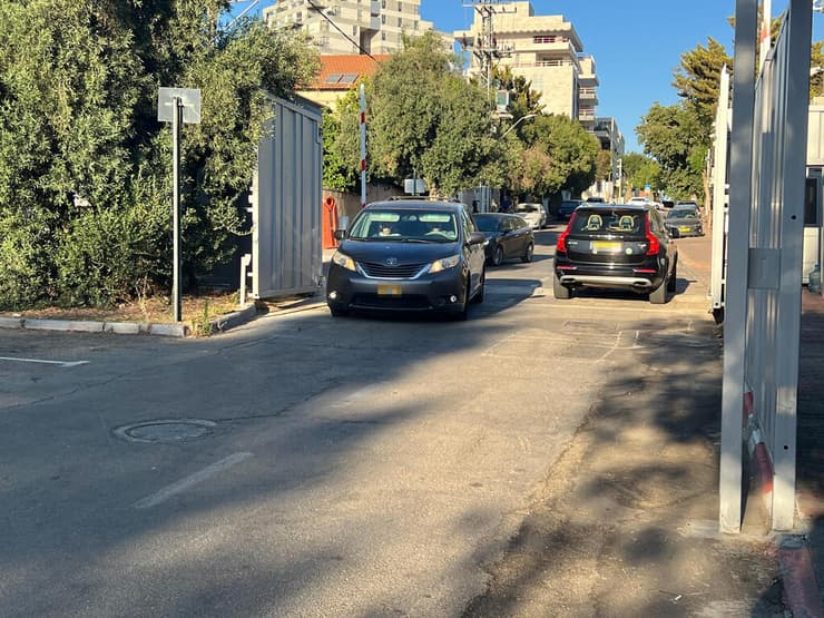 האבטחה ליד בית בנט, בזמן כהונתו כראש ממשלה (צילום: נדב אבס ) השערים והחסימות שנפתחו עם סיום כהונתו של בנט
