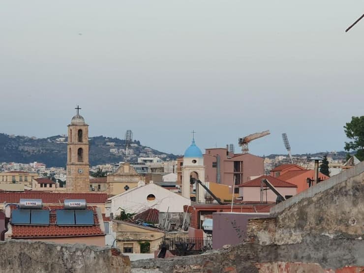 קו רקיע שכולל שתי כנסיות ומסגד. חאניה