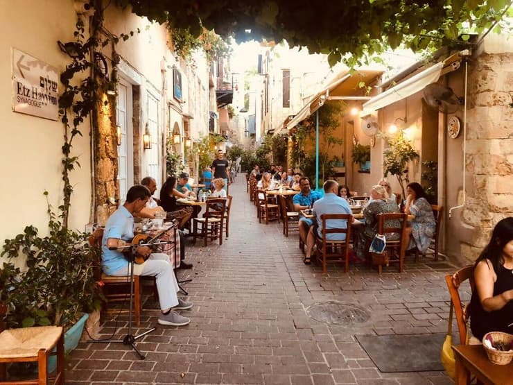 נגנים מנגנים ליד בית הכנסת