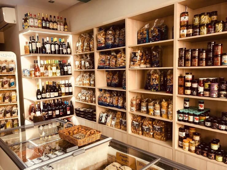 חנות עם יינות ומאכלים מסורתיים