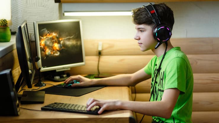 ילד מול מסך