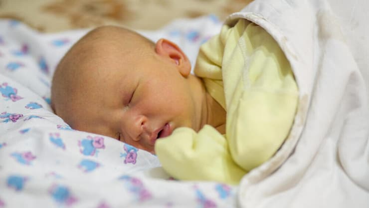 בילירובין הוא החומר שמעניק לגוף את הגוון הצהבהב. ברוב המקרים מדובר בתהליך פיזיולוגי תקין (צילום: Shutterstock) תינוק עם צהבת