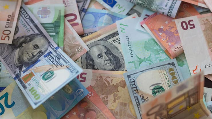 נטען כי החזיק מזומן בשקלים ובמט"ח במעטפות (צילום: Shutterstock) שטרות של דולר ושל אירו