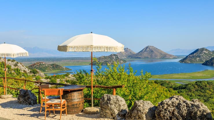 אגם שקודרה באלבניה (צילום: shutterstock) אגם שקודרה. מהעבר השני נמצאת אלבניה