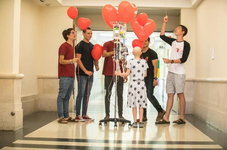 מתנדבי "עזר מציון" במחלקה האונקולוגית בשניידר. "חלק בלתי נפרד מתהליך הריפוי וההחלמה" ( צילום: גדעון שרון) תרומת מח עצם עזר מציון