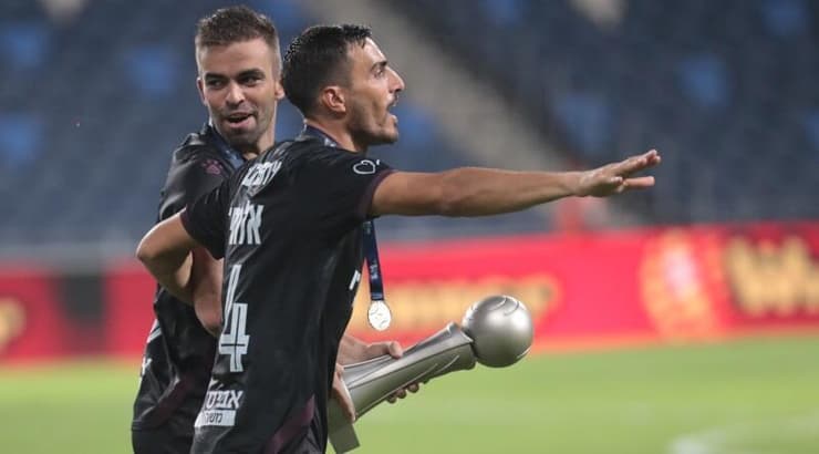 מיגל ויטור וחאתם אלחמיד עם הגביע