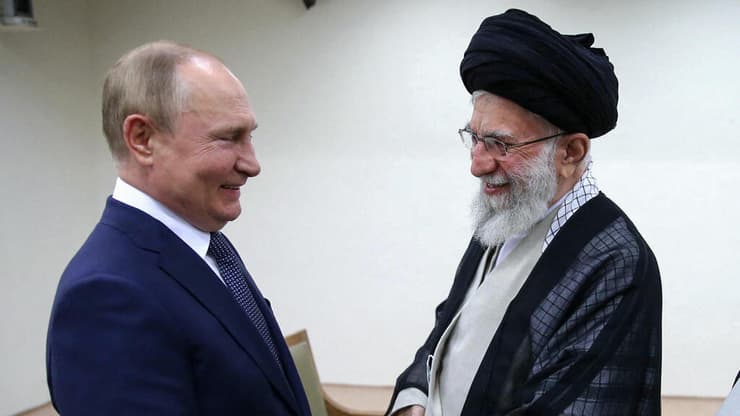 נשיא רוסיה ולדימיר פוטין עם המנהיג העליון של איראן עלי חמינאי ו נשיא איראן איברהים ראיסי ב טהרן