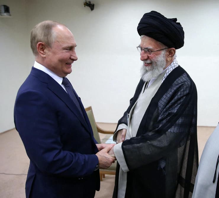 פוטין עם חמינאי, ב-2022 (צילום: AFP ) נשיא רוסיה ולדימיר פוטין עם המנהיג העליון של איראן עלי חמינאי ו נשיא איראן איברהים ראיסי ב טהרן