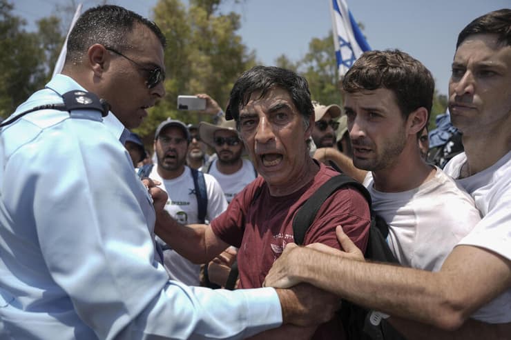 משתתפים בצעדה "להשבת הבנים" שיזמה משפחת גולדין התעמתו עם שוטרים