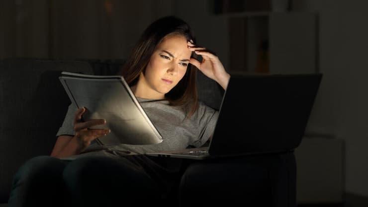 אישה לומדת עובדת עבודה מיואשת הפרעת קשב