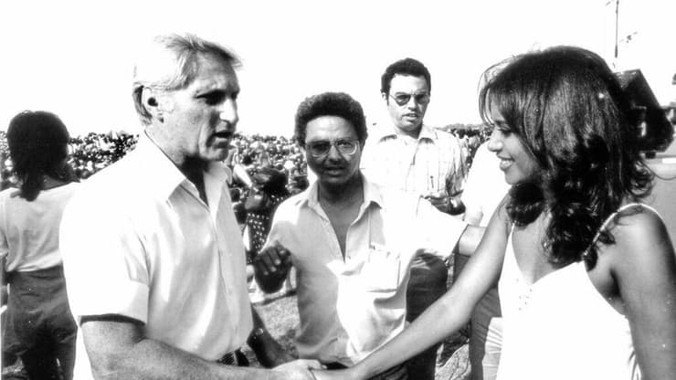 עפרה חזה ובצלאל אלוני (צילום: שאול גולן) עפרה חזה ובצלאל אלוני