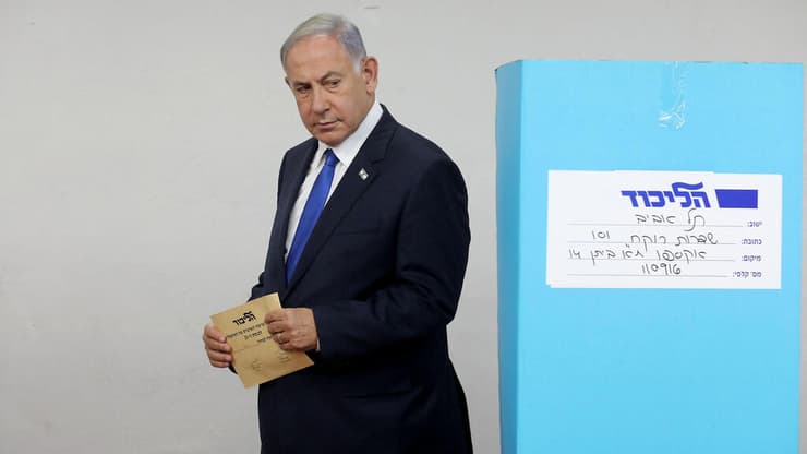 רוצה תשעה שיריונים. נתניהו מצביע בפריימריז הקודמים (צילום: AFP) הפריימריז לליכוד בתל אביב