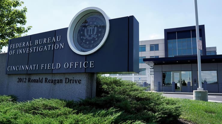 משרדי ה- FBI ב סינסינטי אוהיו ארה"ב שם חמוש ניסה לפרוץ פנימה