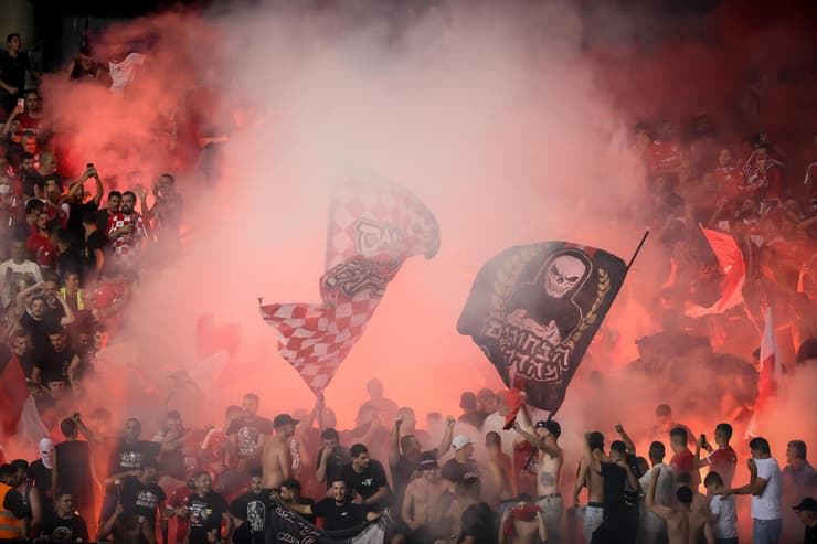 אוהדי הפועל באר שבע עם אבוקות