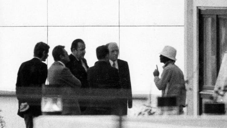 “עיסא" (מימין), מפקד המחבלים, מנהל מו"מ על חיי תשעת בני הערובה