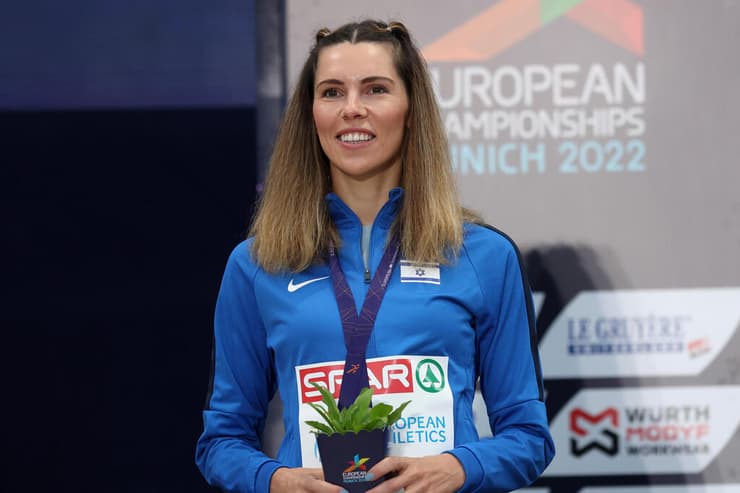 מיננקו ומדליית הארד מאליפות אירופה במינכן ב-2022 (צילום: gettyimages) חנה קנייזבה מיננקו קופצת משולשת ישראלית