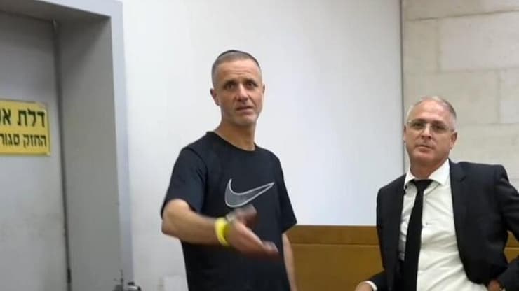 הארכת המעצר ליוסי מוסלי ועורכי הדין המייצגים אותו (צילום: נדב אבס) הארכת המעצר ליוסי מוסלי ועורכי הדין המייצגים אותו