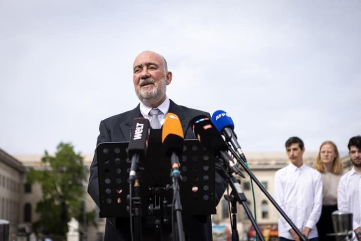 רון פרושאור, שגריר ישראל החדש בגרמניה, עם ישראלים וגרמנים שהשתתפו בתוכנית חילופי נוער