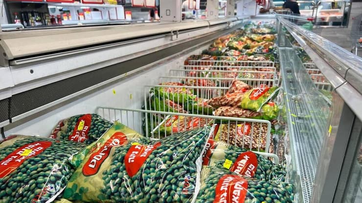 ירקות קפואים בסופר (צילום: נדב אבס) מקררים מלאים בשקיות של סנפרוסט