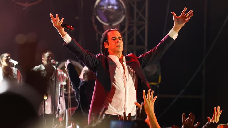 רגע השיא המוזיקלי הבינלאומי של קיץ 2022. ניק קייב בהופעה באמפי ראשון לציון (צילום: אביגיל עוזי) ניק קייב