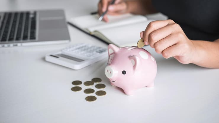 הכפלת שיעור החיסכון גבוה ב-7% לבנות בהשוואה לבנים באוכלוסייה החרדית, ונמוך ב-5% לבנות לעומת בנים באוכלוסייה הערבית (צילום: shutterstock) אישה מכניסה מטבע לקופת חיסכון