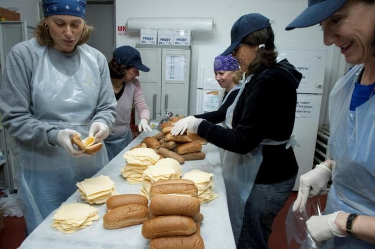 כריכים לתלמידים רעבים בבתי הספר