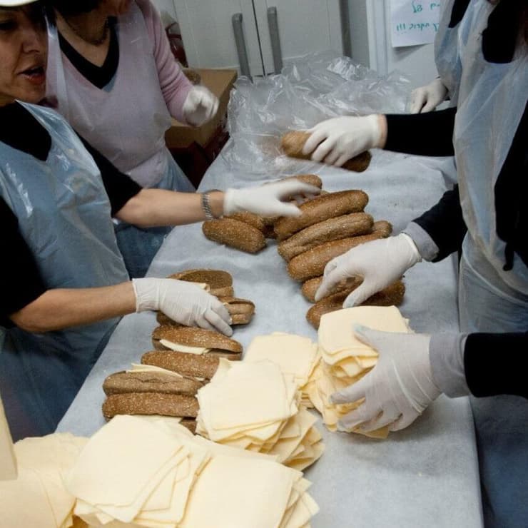 כריכים לתלמידים רעבים בבתי הספר