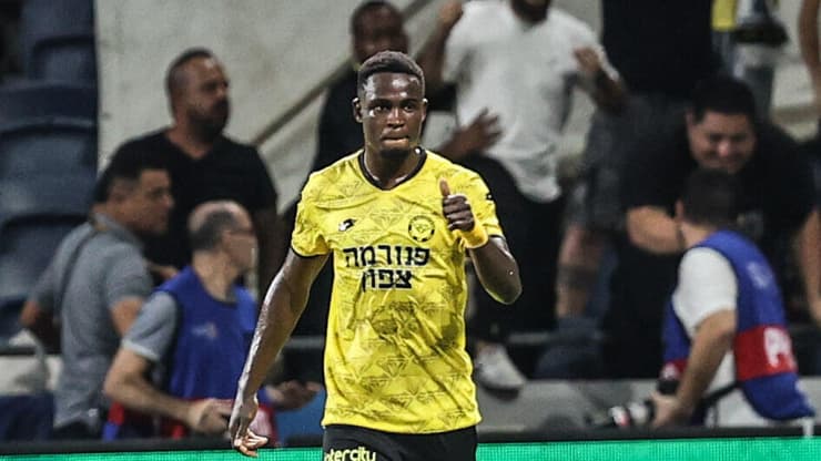 איגור זלאטנוביץ' שחקן מכבי נתניה עם בוריס אינו