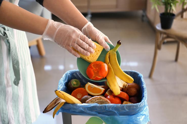 אוכל מושלך לזבל