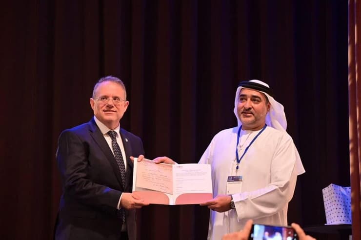 יעקב חגואל מעניק אות הוקרה לאל-מנסורי