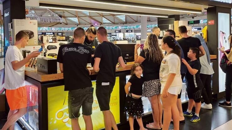 לקוחות בדוכן של אחת מחברות הסלולר. החרדה הגדולה - אלפי לקוחות שיעוטו על מרכזי השירות ויקריסו אותם ב-1 בינואר 2026 (צילום: ישראל וולמן) אחד משני דוכני דינמיקה בקניון אייסמול באילת