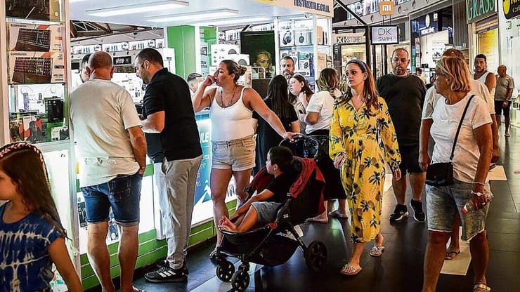 צרכנים רוכשים סמארטפונים באילת. השוק בישראל נשלט על ידי כמה חברות בולטות, ולא נראה שזה הולך להשתנות (צילום: רז גליל ומאיר אוחיון) בסט מובייל באייסמול באילת