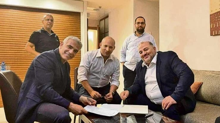 "הניסוי הוכיח את עצמו". עבאס לצד בנט ולפיד לפני הקמת ממשלת השינוי ב-2021 (צילום: דוברות מפלגת רע"מ) החתימה על ההסכם הקואליציוני בכפר המכביה