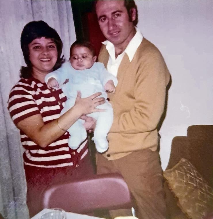 הוריו של צחי ברדוגו, מירה ויוסף ז"ל, מיד לאחר האימוץ