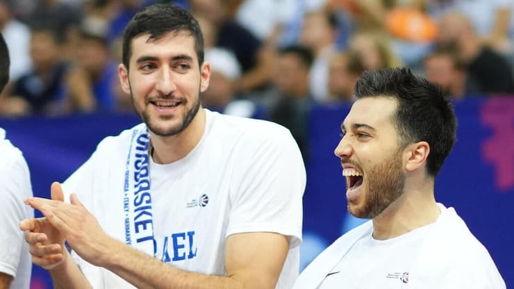 הספסל של נבחרת ישראל רפי מנקו, תמיר בלאט, יובל זוסמן, תומר גינת, פיני גרשון