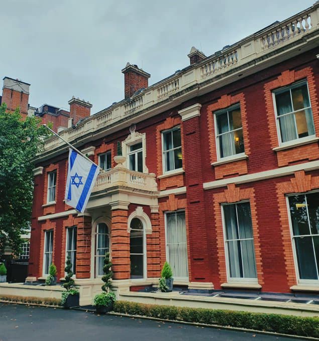 דגל ישראל הורד לחצי התורן בשגרירות ישראל בלונדון בעקבות מותה של המלכה אליזבת 