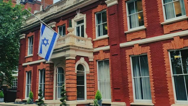 דגל ישראל הורד לחצי התורן בשגרירות ישראל בלונדון בעקבות מותה של המלכה אליזבת 