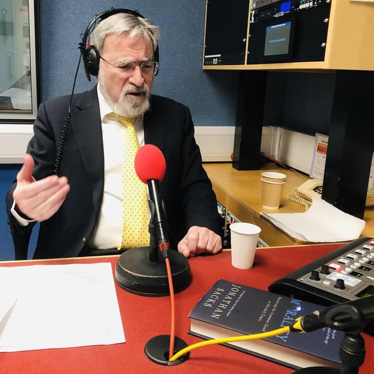 הרב יונתן זקס באחת מתכניות הרדיו שהגיש (צילום: The Rabbi Sacks Legacy Trust) הרב יונתן זקס באחת מתכניות הרדיו שהגיש