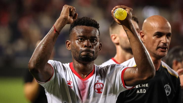 יוג'ין אנסה חוגג לאחר המשחק 