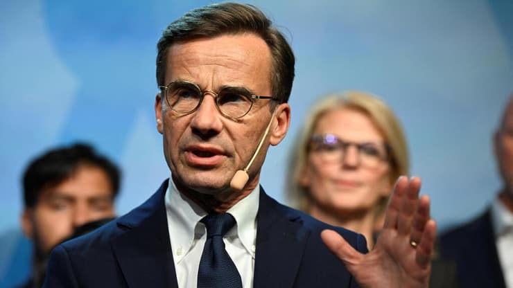 מנהיג מפלגת הימין-מרכז המתונים אולף קריסטרסון נואם לתומכיו בתום בחירות שבדיה