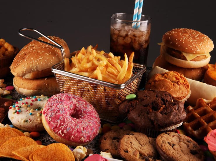 ג'אנק פוד. הגוף משלם את המחיר (צילום: shutterstock) מזון מעובד אולטרא מעובד אולטרה מעובד ג'אנק פוד